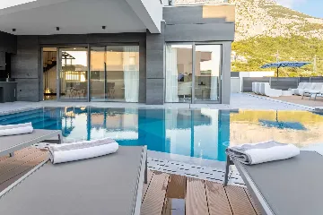 Modern Six-Bedroom Villa with Pool in Makarska
