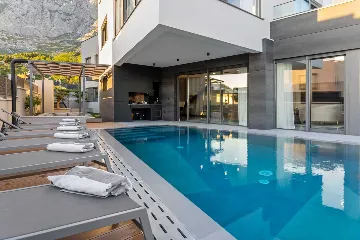 Modern Six-Bedroom Villa with Pool in Makarska