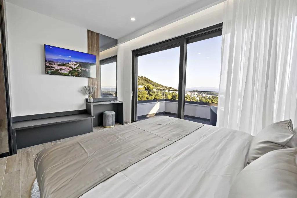 Modern Six-Bedroom Villa with Pool in Makarska