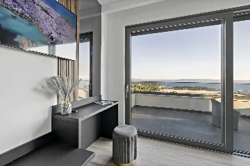 Modern Six-Bedroom Villa with Pool in Makarska