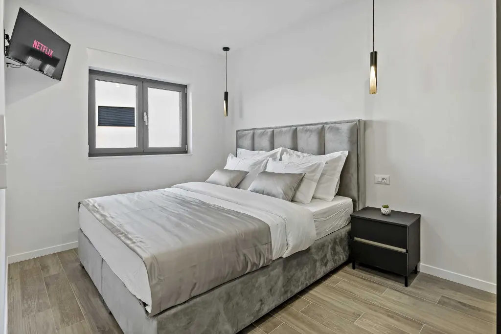 Modern Six-Bedroom Villa with Pool in Makarska