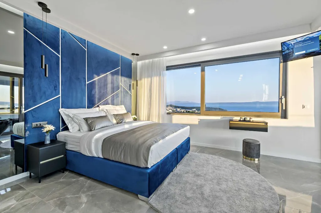 Modern Six-Bedroom Villa with Pool in Makarska