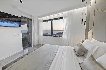 Modern Six-Bedroom Villa with Pool in Makarska