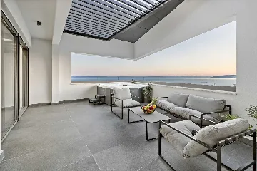 Modern Six-Bedroom Villa with Pool in Makarska