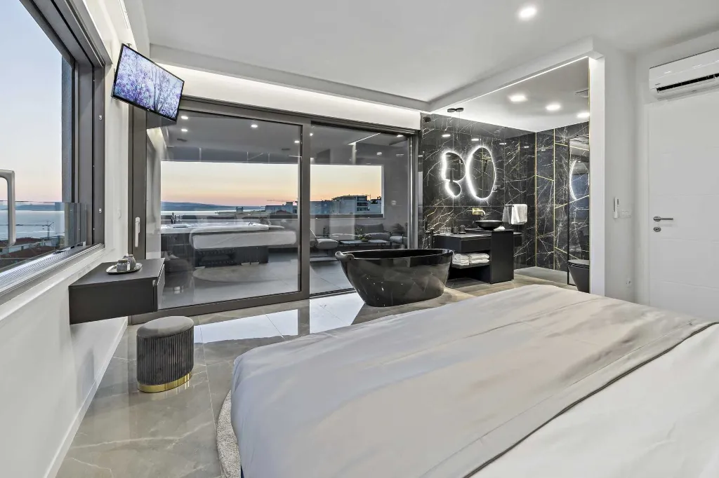 Modern Six-Bedroom Villa with Pool in Makarska