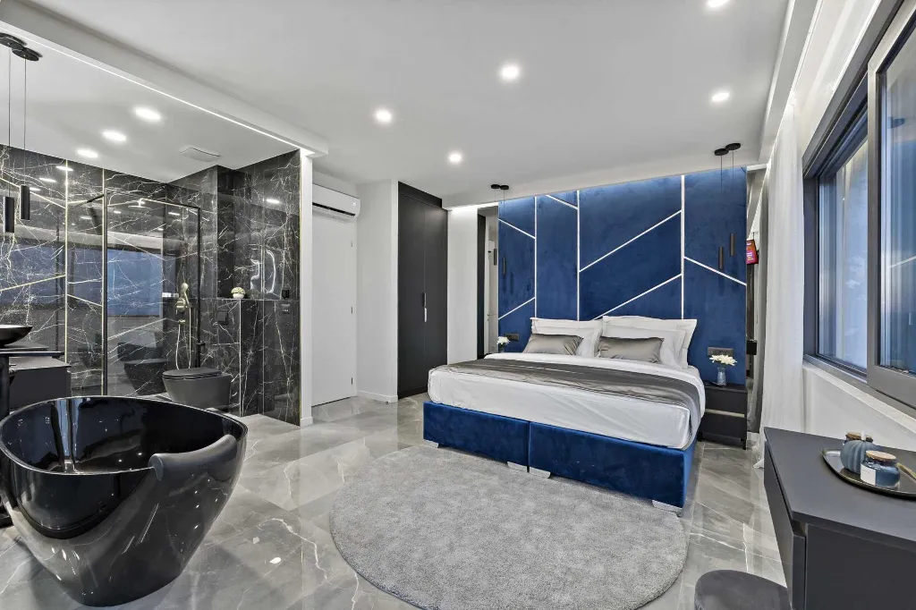 Modern Six-Bedroom Villa with Pool in Makarska