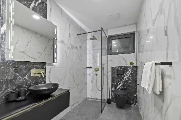 Modern Six-Bedroom Villa with Pool in Makarska