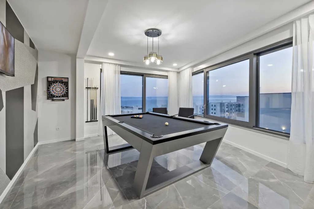 Modern Six-Bedroom Villa with Pool in Makarska
