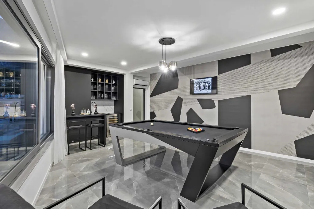 Modern Six-Bedroom Villa with Pool in Makarska