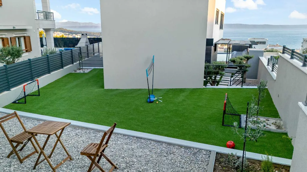 Modern Six-Bedroom Villa with Pool in Makarska