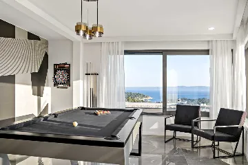Modern Six-Bedroom Villa with Pool in Makarska
