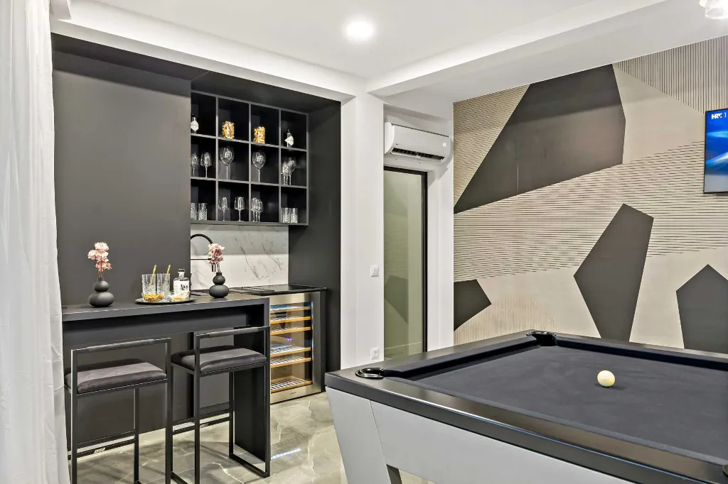 Modern Six-Bedroom Villa with Pool in Makarska