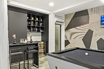 Modern Six-Bedroom Villa with Pool in Makarska