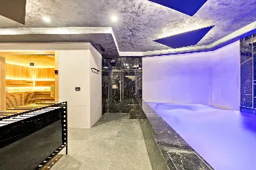 Modern Six-Bedroom Villa with Pool in Makarska