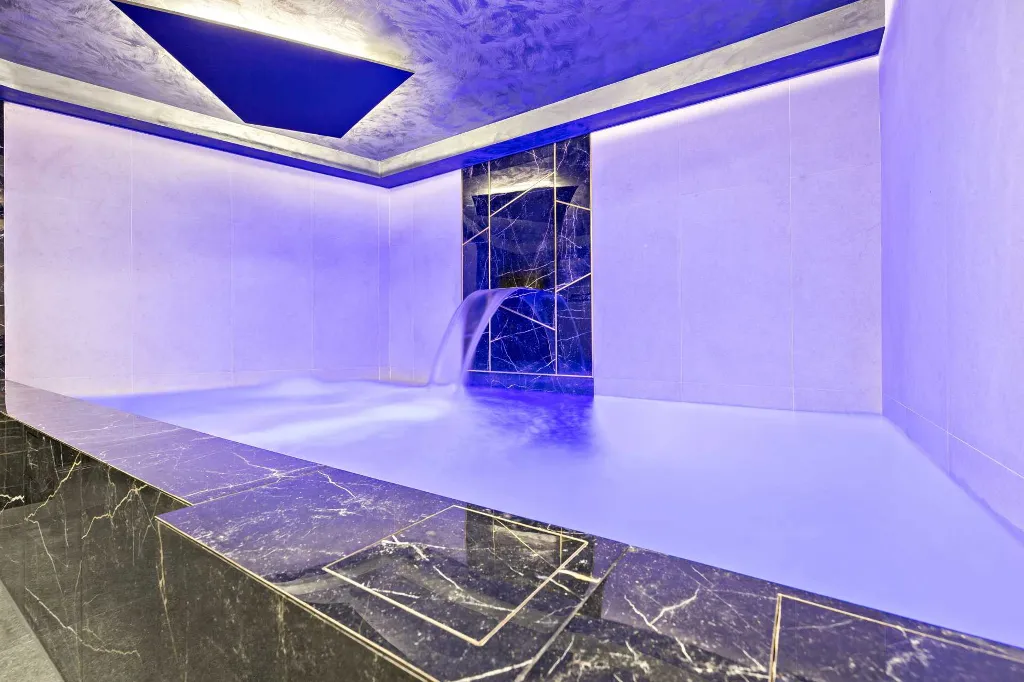 Modern Six-Bedroom Villa with Pool in Makarska
