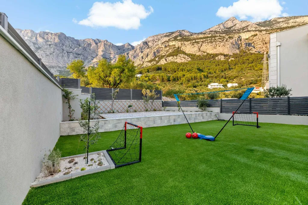 Modern Six-Bedroom Villa with Pool in Makarska