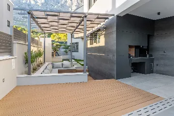 Modern Six-Bedroom Villa with Pool in Makarska
