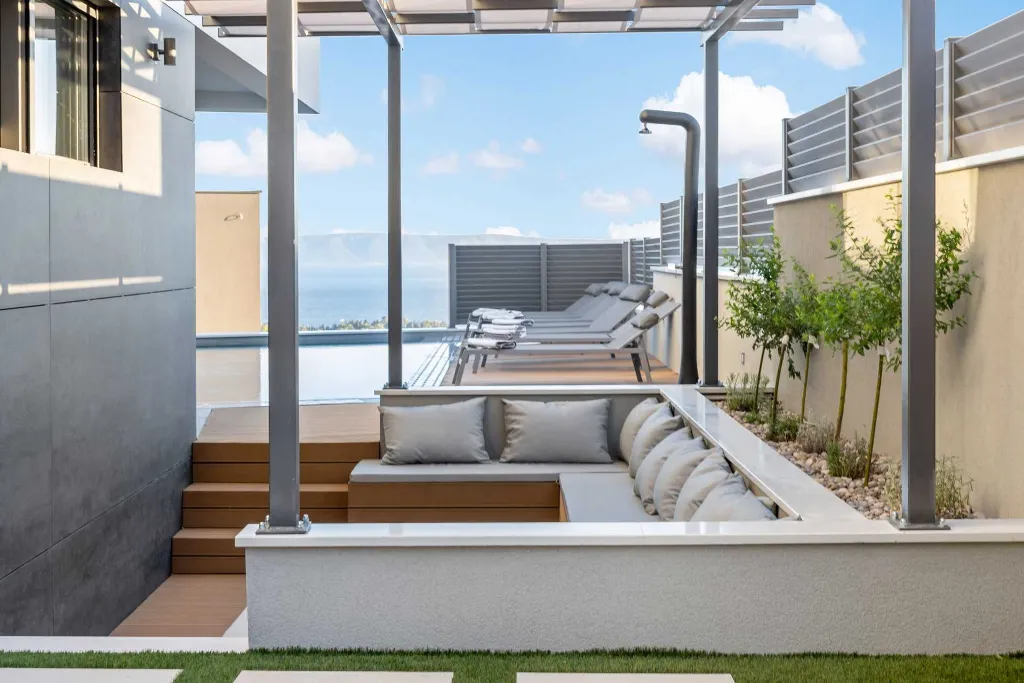 Modern Six-Bedroom Villa with Pool in Makarska