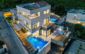 Modern Six-Bedroom Villa with Pool in Makarska