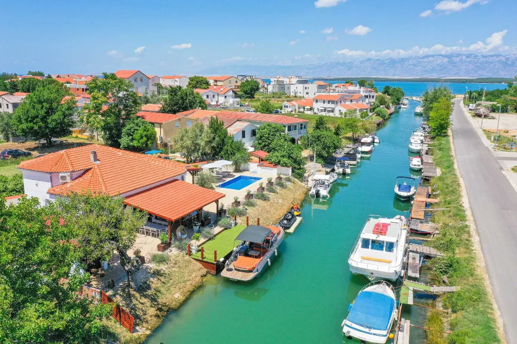 Modern Family Villa with Pool in Nin