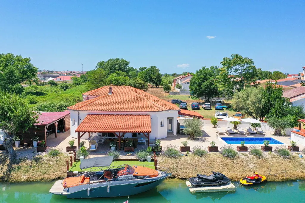 Modern Family Villa with Pool in Nin