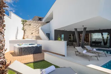 Modern Family Villa with Pool near Primošten