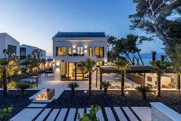 Modern Seaside Villa with Pool in Sutivan