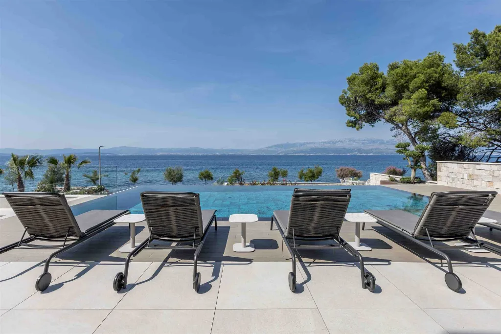 Modern Seaside Villa with Pool in Sutivan