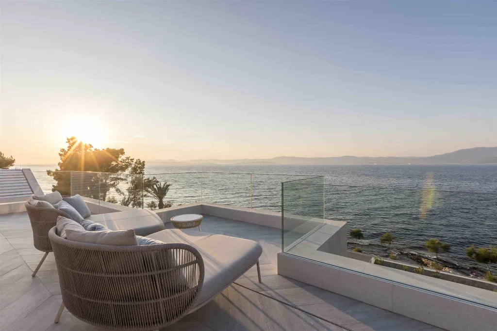 Modern Seaside Villa with Pool in Sutivan