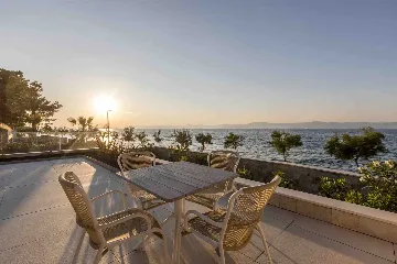 Modern Seaside Villa with Pool in Sutivan