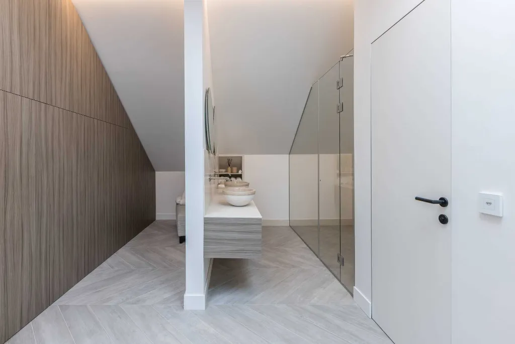 Modern Seaside Villa with Pool in Sutivan