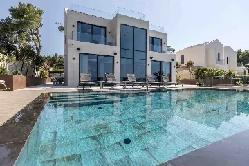 Modern Seaside Villa with Pool in Sutivan