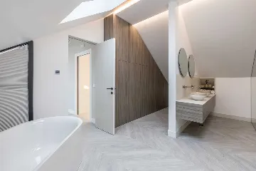 Modern Seaside Villa with Pool in Sutivan