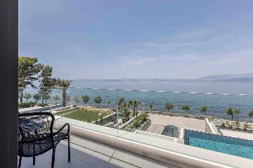 Modern Seaside Villa with Pool in Sutivan