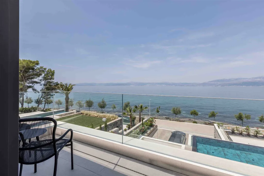 Modern Seaside Villa with Pool in Sutivan