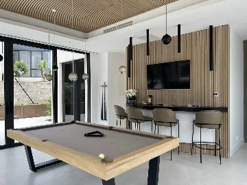 Modern Seaside Villa with Pool in Sutivan