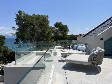 Modern Seaside Villa with Pool in Sutivan