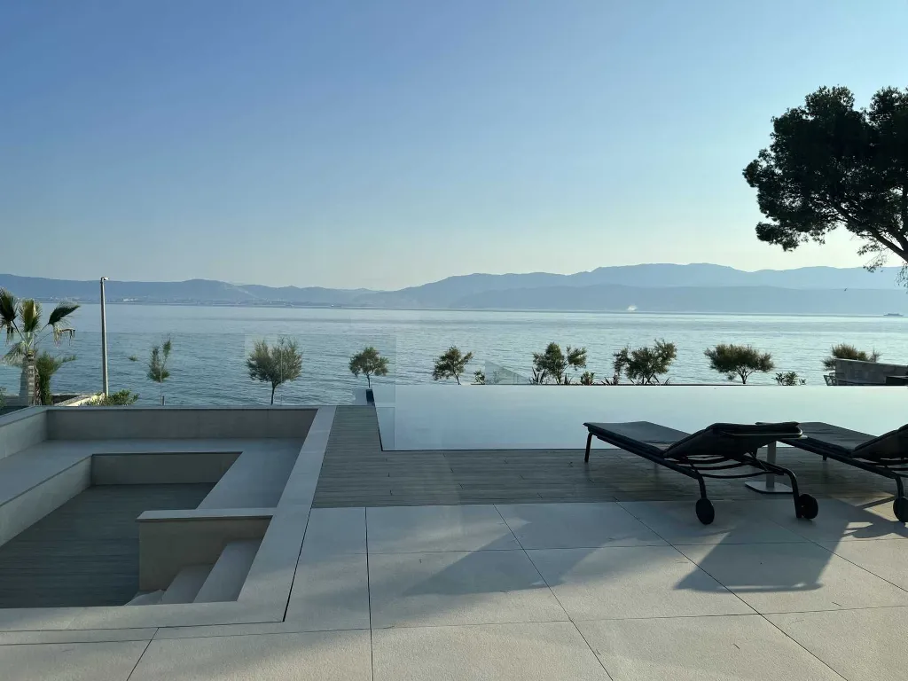 Modern Seaside Villa with Pool in Sutivan