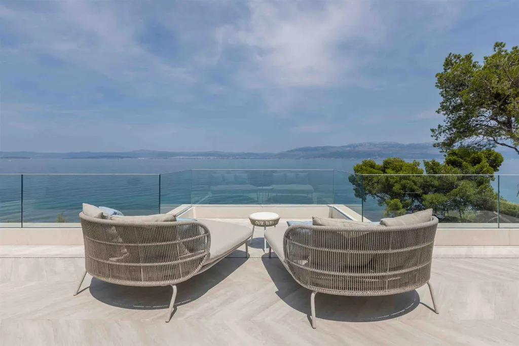 Modern Seaside Villa with Pool in Sutivan