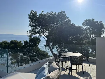 Modern Seaside Villa with Pool in Sutivan