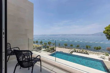 Modern Seaside Villa with Pool in Sutivan