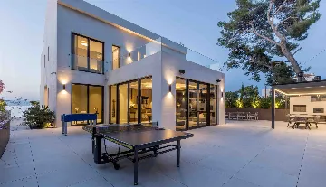 Modern Seaside Villa with Pool in Sutivan