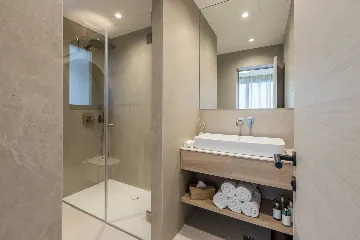 Modern Seaside Villa with Pool in Sutivan