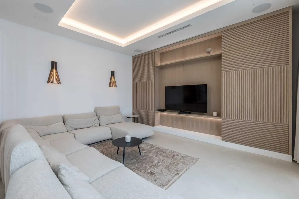 Modern Seaside Villa with Pool in Sutivan
