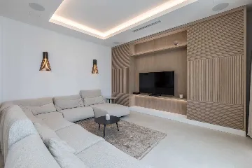 Modern Seaside Villa with Pool in Sutivan