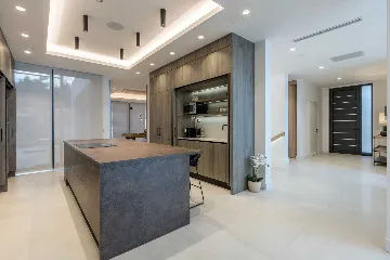 Modern Seaside Villa with Pool in Sutivan