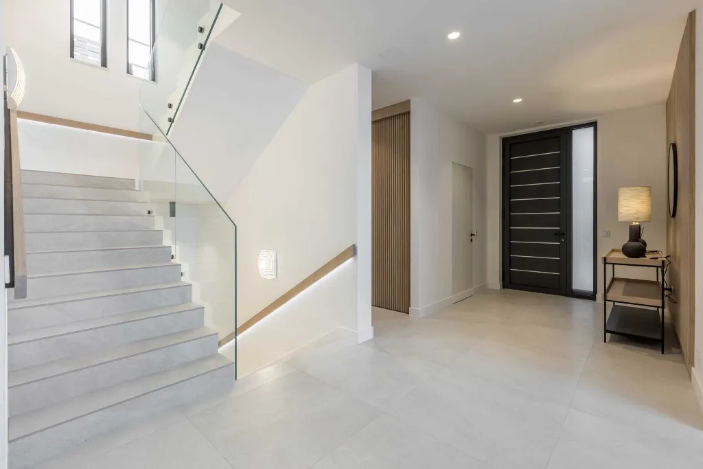 Modern Seaside Villa with Pool in Sutivan