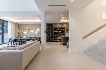 Modern Seaside Villa with Pool in Sutivan