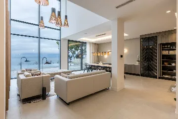 Modern Seaside Villa with Pool in Sutivan