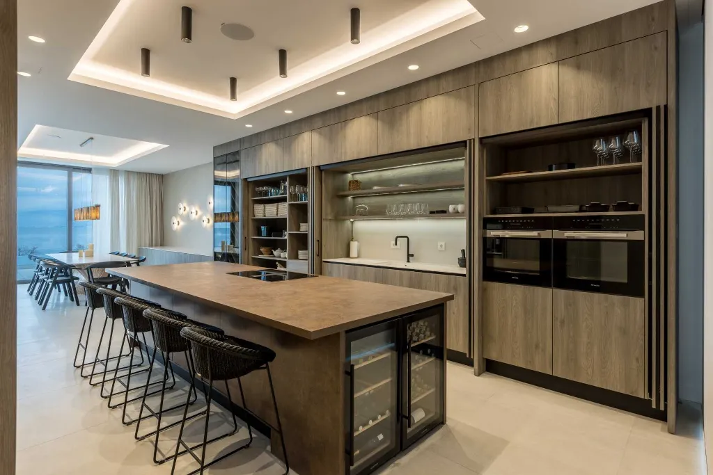 Modern Seaside Villa with Pool in Sutivan
